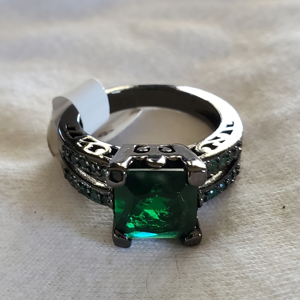 Black & Faux Green Emerald Ring Sz 8